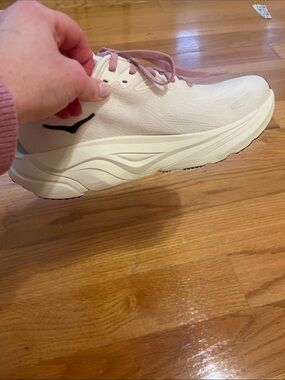 Hoka Arahi 8 Women’s Cream Pink Athletic Trainer with Mint Accent size 7 wide
